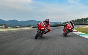 Panigale-V4-R-MY19-Ambience-01-Hero-Banner-1600x1000_S2ZWN86VD17V.jpg